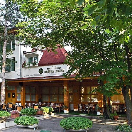 Хотел Златна Котва Kazanlŭk Esterno foto