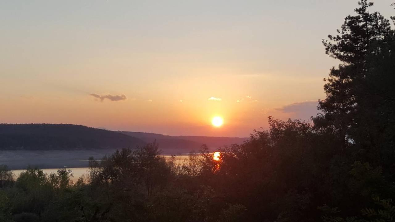 Хотел Златна Котва Kazanlŭk Esterno foto