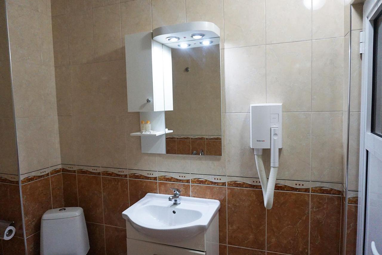 Хотел Златна Котва Kazanlŭk Esterno foto