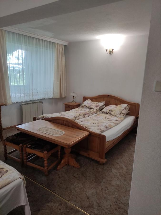 Хотел Златна Котва Kazanlŭk Esterno foto