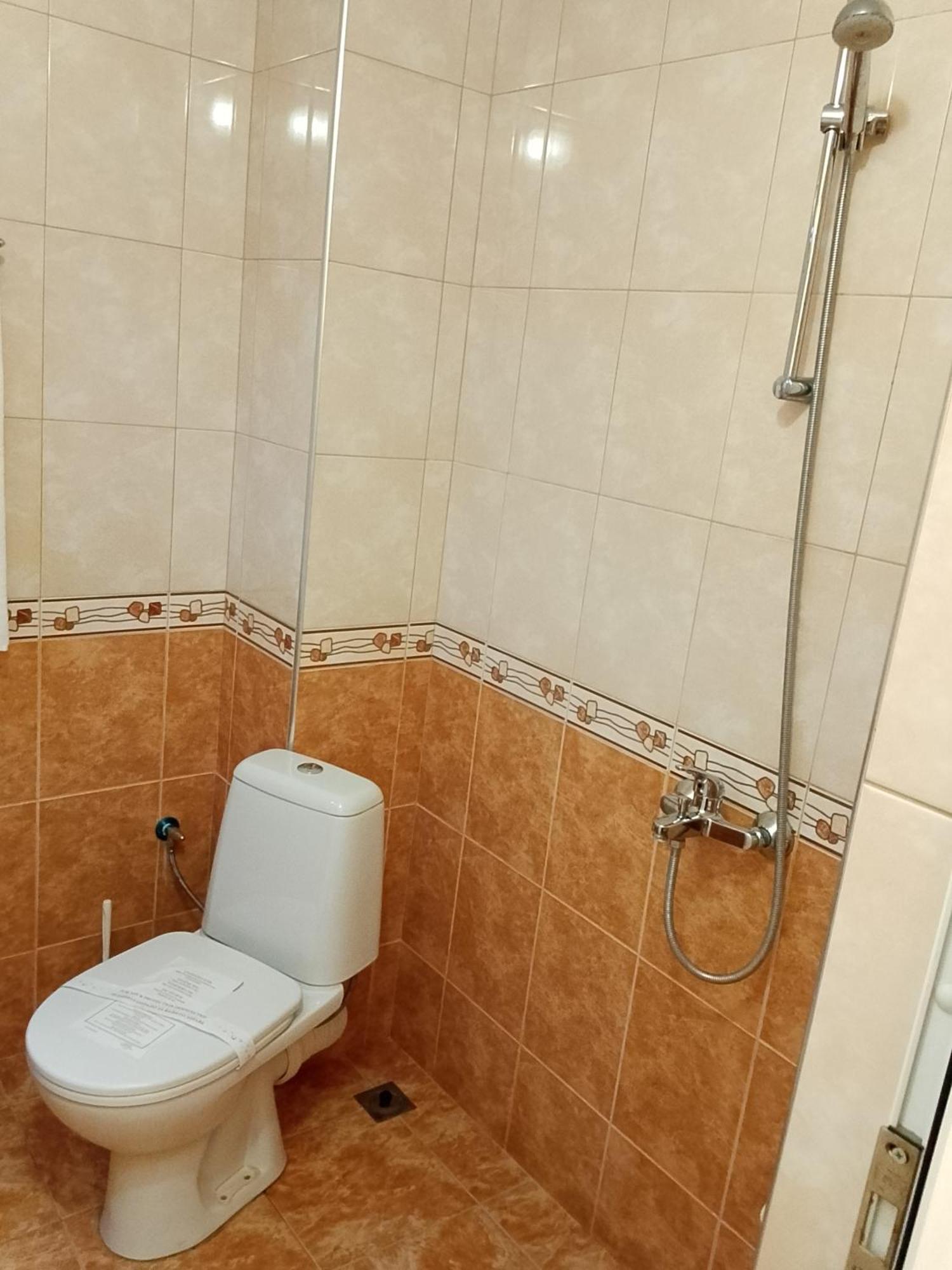 Хотел Златна Котва Kazanlŭk Esterno foto