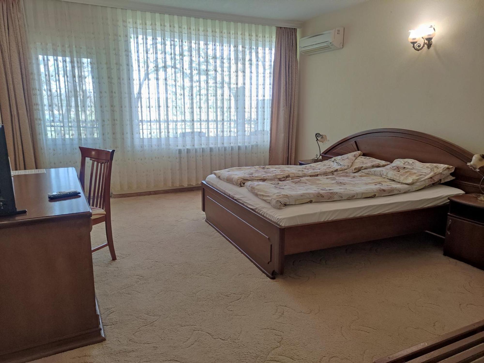 Хотел Златна Котва Kazanlŭk Esterno foto